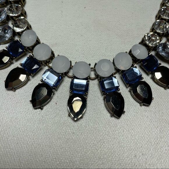 Statement necklace with gems and chain - Picture 6 of 9